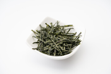 小皿に盛ったきざみ海苔