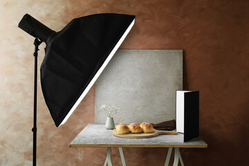 Naklejka premium Shooting food in photo studio with professional lighting equipment