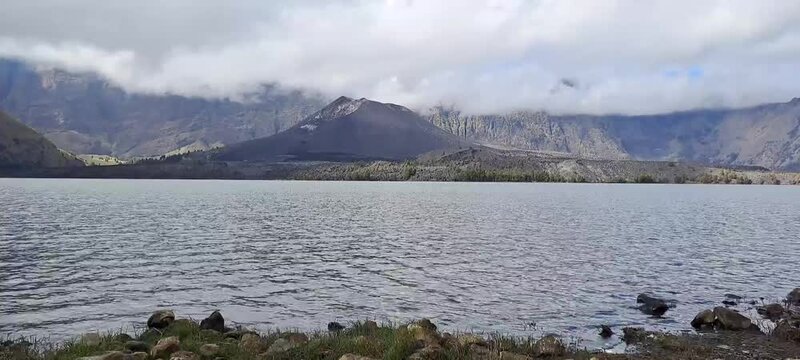 daytime timelapse segara anak lake with view of mount barujari in front.