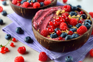 Berry smoothie bowl