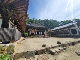 파란하늘 숲 한옥 한국식 건축물 동양 건물 기와집 석탑 절 종교시설 