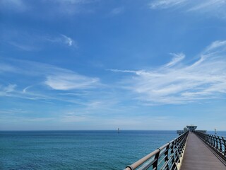바다 하늘 섬 해안 구름 파란하늘 해안가 모래사장 바위 기암괴석