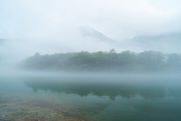 朝もやに包まれた大正池　上高地