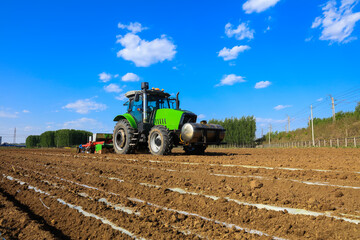 Obraz premium In spring, farmers use farm machinery to grow peanuts