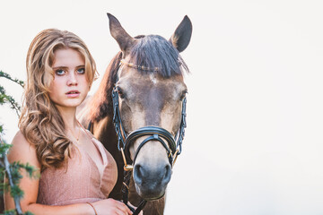 Obraz premium Junge Frau mit Pferd