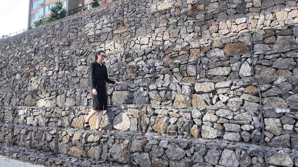 Poster Woman walking in the city wearing elegant black dress