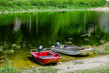 Les Brenets, le lac des Brenets, Felsen, Felswände, Doubs, Fluss, Ausflug, le Saut-du-Doubs, Jura,  Wald, Wanderweg, Fischen, Wassersport,  Boote, Sommer, Kanton Neuenburg, Schweiz, Frankreich