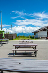 夏の青空と白い雲が見える高原の休憩スペース