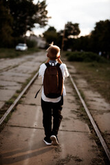 Obraz premium person walking on railroad tracks