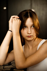 Naklejka premium girl with long hair posing for the camera