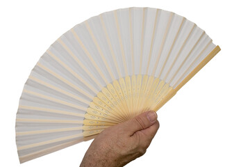 Mano con abanico de madera y tela blanca sobre fondo blanco