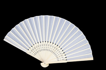 Abanico de madera y tela blanca sobre fondo negro