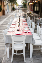 gedeckter Tisch mit Stühlen von einem Straßenrestaurant