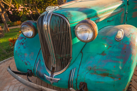 Carro antigo enferrujado