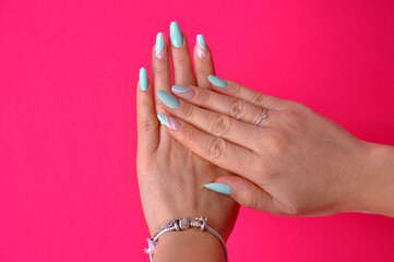unhas femininas mulher manicure com unhas alongamento em gel lindas 
