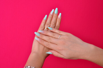 unhas femininas mulher manicure com unhas alongamento em gel lindas 