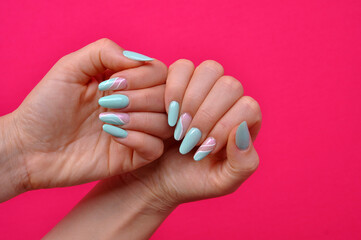 unhas femininas mulher manicure com unhas alongamento em gel lindas 