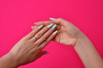 unhas femininas mulher manicure com unhas alongamento em gel lindas 