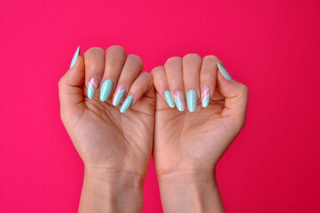 unhas femininas mulher manicure com unhas alongamento em gel lindas 