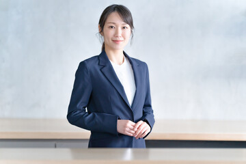 スーツ姿のビジネスウーマン