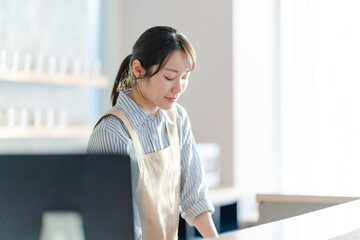 エプロンをつけた女性