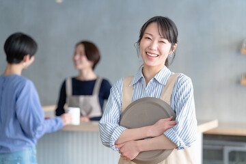 カフェで働く女性