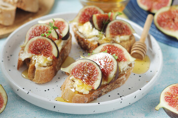 Sandwiches with cottage cheese, honey and figs	