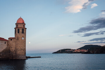 Clocher de l'église du village de Collioure au bord de la mer méditerranée. Lune, mer et clocher...