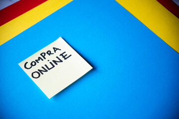 Post it con la frase compra online 