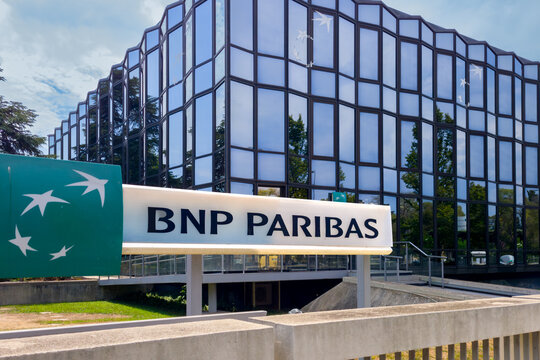 le logo et le nom de la banque BNP Paribas devant un batiment moderne en verre &agrave; Marseille