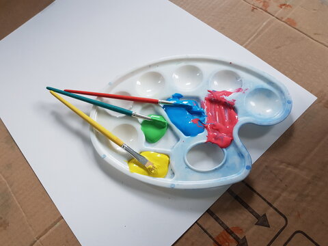 Malen und Kunst: Farbpalette mit Pinsel und Fingerfarben
