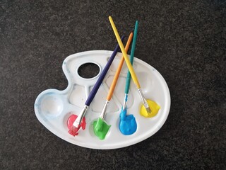 Malen und Kunst: Farbpalette mit Pinsel und Fingerfarben
