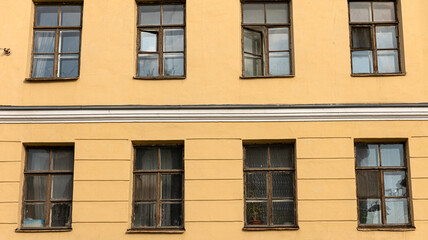 Fototapeta premium A tall building that features a large number of windows on its exterior