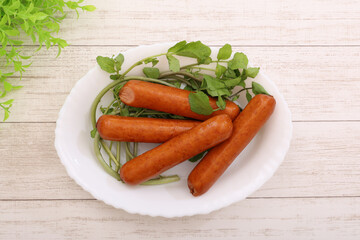 お皿に盛り付けたソーセージ