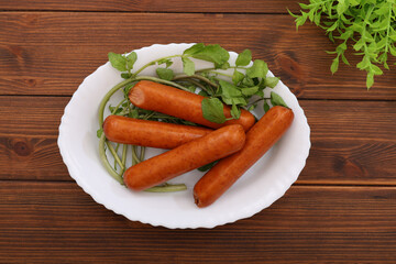 お皿に盛り付けたソーセージ