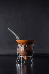 Mate argentino. Mate Criollo sobre fondo negro