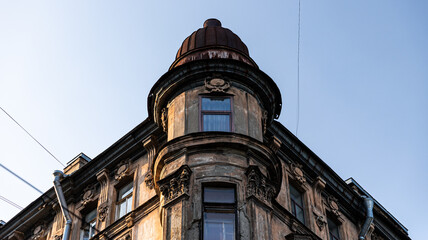 Fototapeta premium There is an old building featuring a distinctive dome on top of it