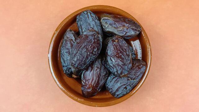 plat de dattes medjoul, en gros plan