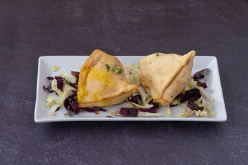Vea samosa, plato de comida hindú. 