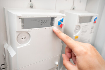 Electric energy meter measuring power usage