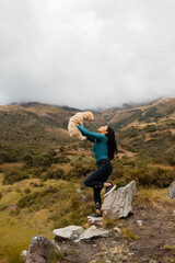 Naklejka premium chica atractiva con su mascota Una Vida Activa al Aire Libre con Espíritu Aventurero.Energía y Libertad .estilo de vida