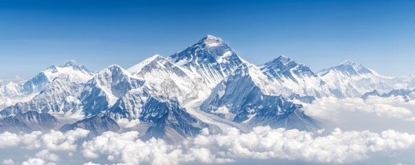 Obraz premium Majestic Mount Everest Summit Amidst Cloud-Kissed Himalayan Peaks