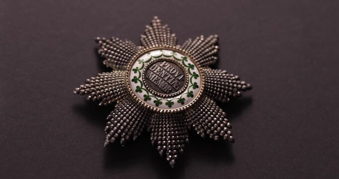 Detailaufnahme Rotation eines alten Ordens vor schwarzem Hintergrund