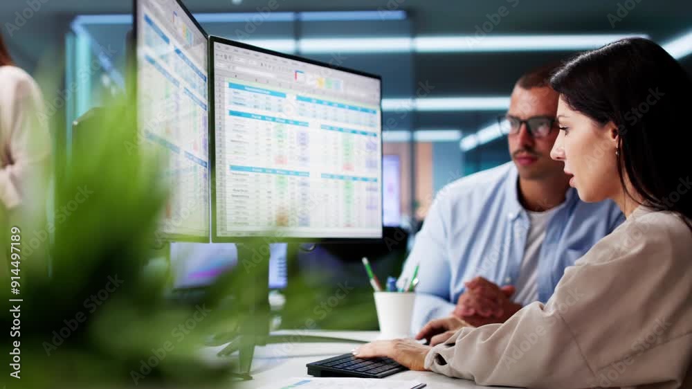 Aufkleber People Working With Spreadsheet Data