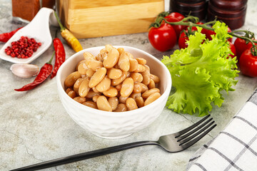 White canned beans in the bowl