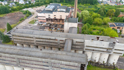 Obraz premium Drone photography of old abandoned factory during summer day