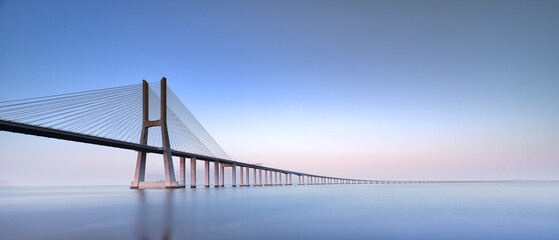 El puente Vasco da Gama en Lisboa, Portugal, en la hora azul, en el atardecer