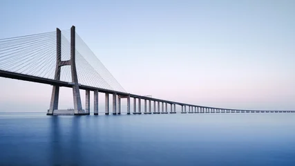 El puente Vasco da Gama en Lisboa, Portugal, en la hora azul, en el atardecer