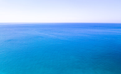 Obraz premium Beautiful sea beach and waves texture in sunny summer day background