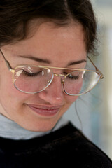 mirada sonriente de mujer estudiosa en su oficina 